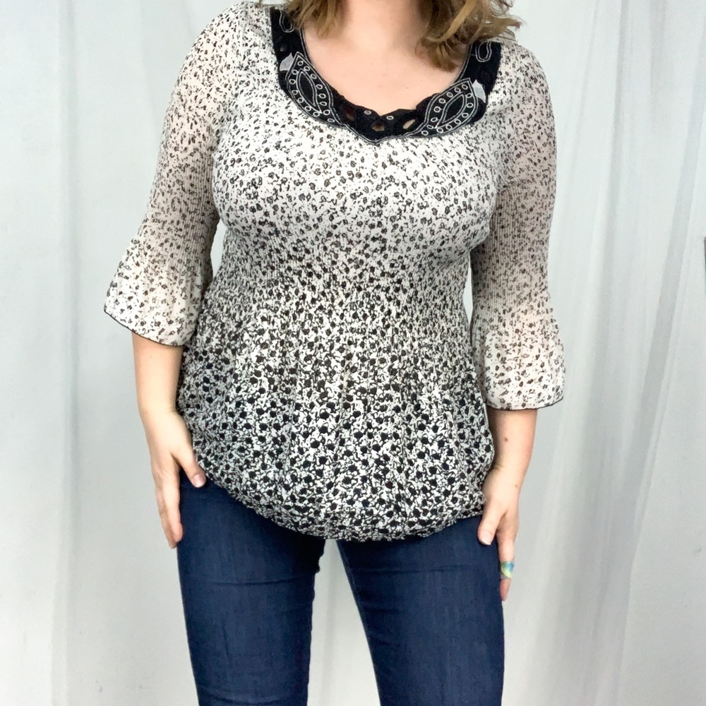 Sheer Fanned Fabric Top with 3/4 Bell Sleeves Size XL
